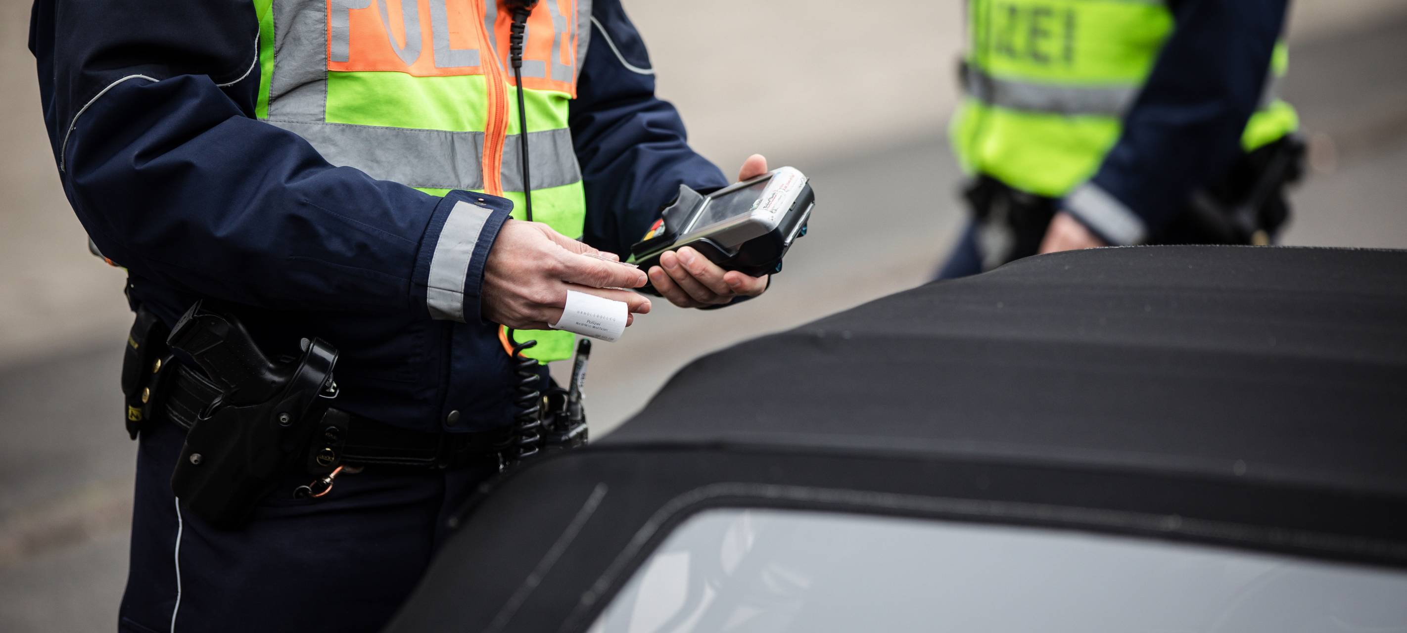 "Focus on the road": Handysünder am Steuer erwischt
