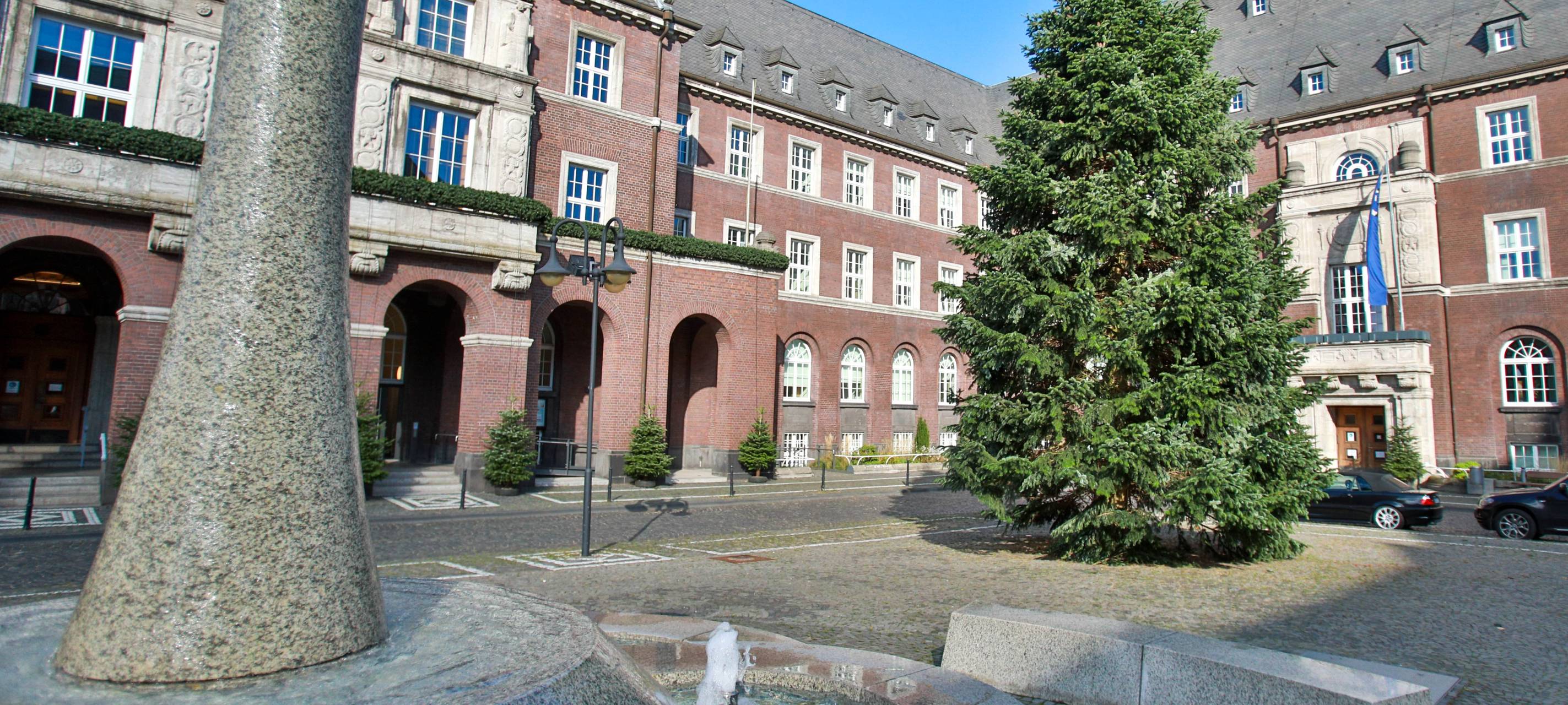 Bottrop: Weihnachtsbaum am Rathaus wird aufgestellt