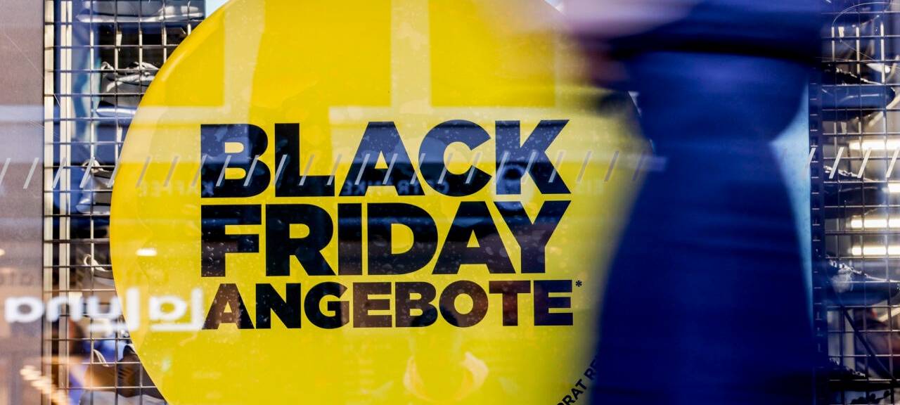 Besucher der Kieler Innenstadt besuchen Ladengeschäfte, die für den Black Friday werben. Die Deutsche Umwelthilfe hat den Handel aufgerufen, Rabatt-Tage wie den Black Friday (24. November) und den Cyber Monday (27. November) abzuschaffen. (zu dpa «Vor Black Friday: Umwelthilfe fordert Abschaffung des Rabatt-Tags»)