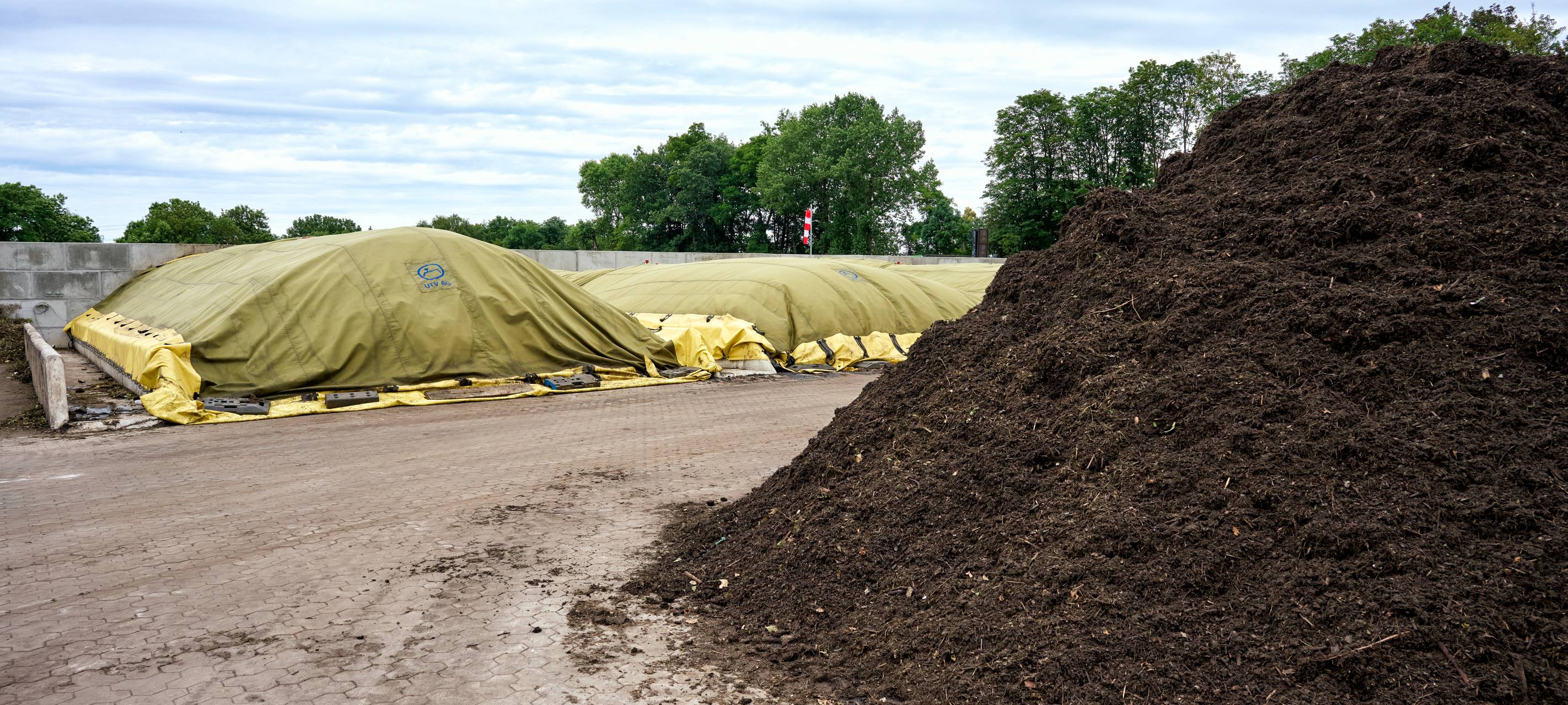 Recyclingabfälle in Bottrop-Ebel werden abtransportiert