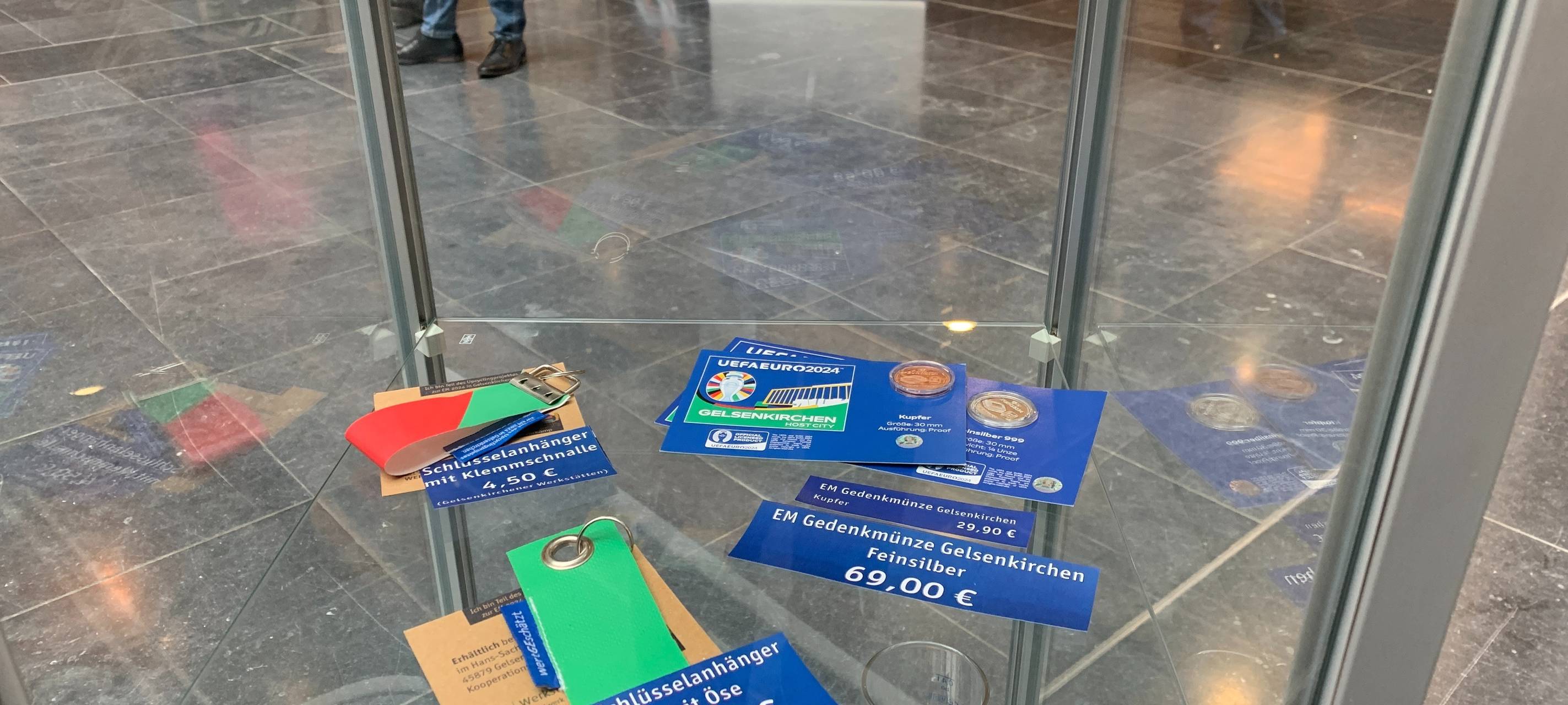 Riesige Banner heißen Fans zur Fußball-EM willkommen