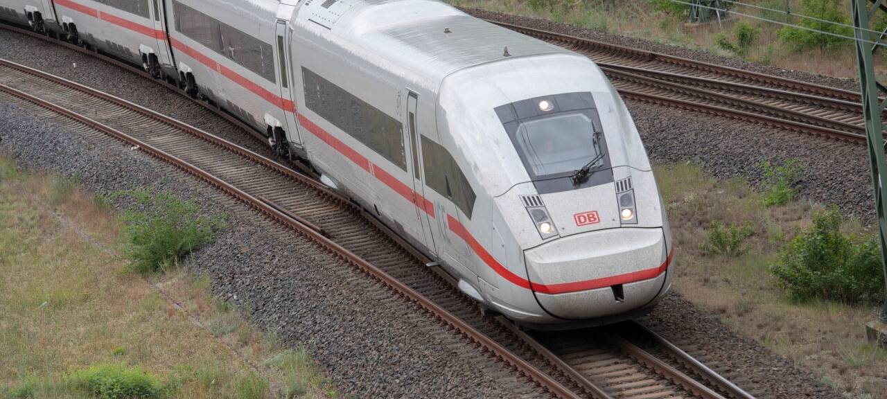 Ein ICE der Deutschen Bahn fährt über Gleise.