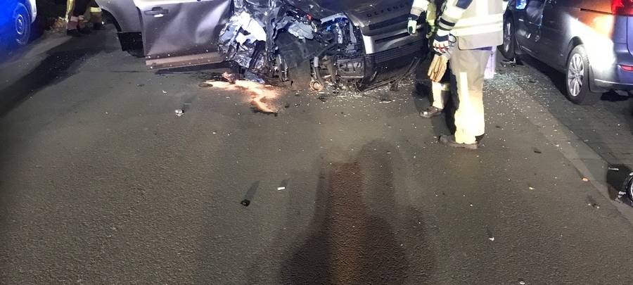 Bottrop: Geländewagen in der Boy gegen Baum geprallt