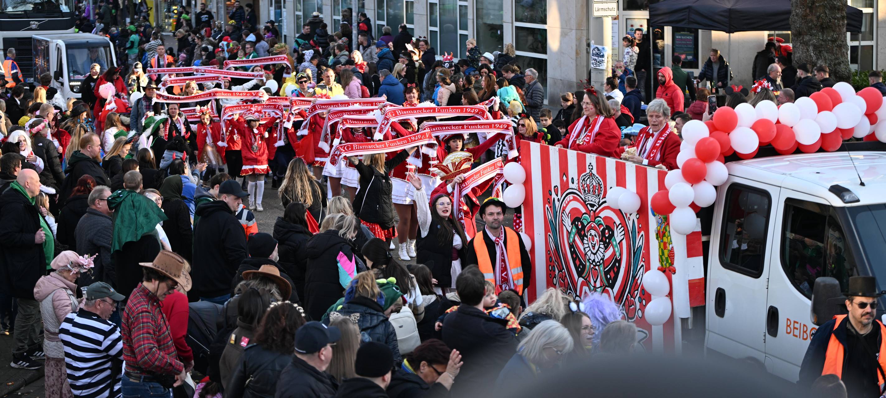 Bottrop/Gelsenkirchen: 90.000 feiern bei Rosenmontagszügen