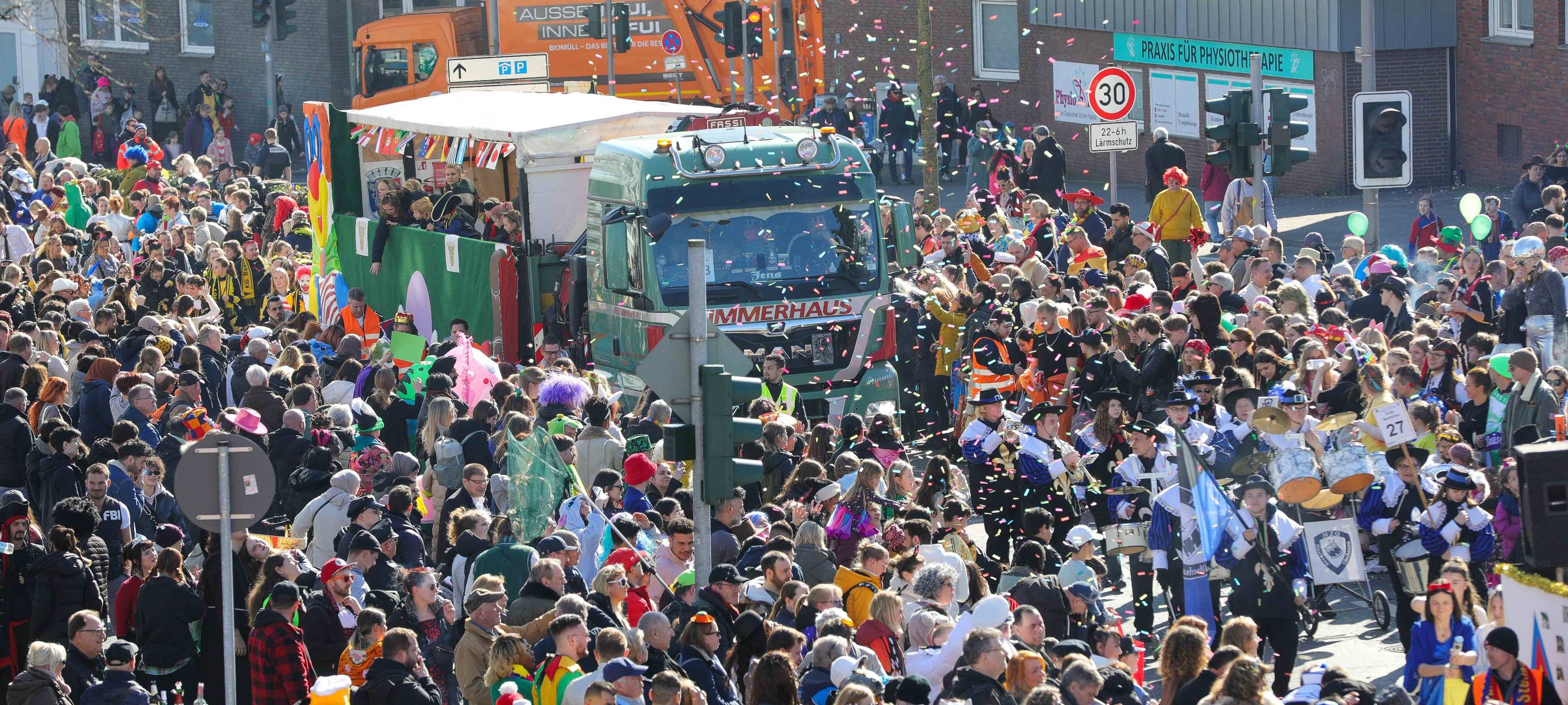 Bottrop/Gelsenkirchen: 90.000 feiern bei Rosenmontagszügen