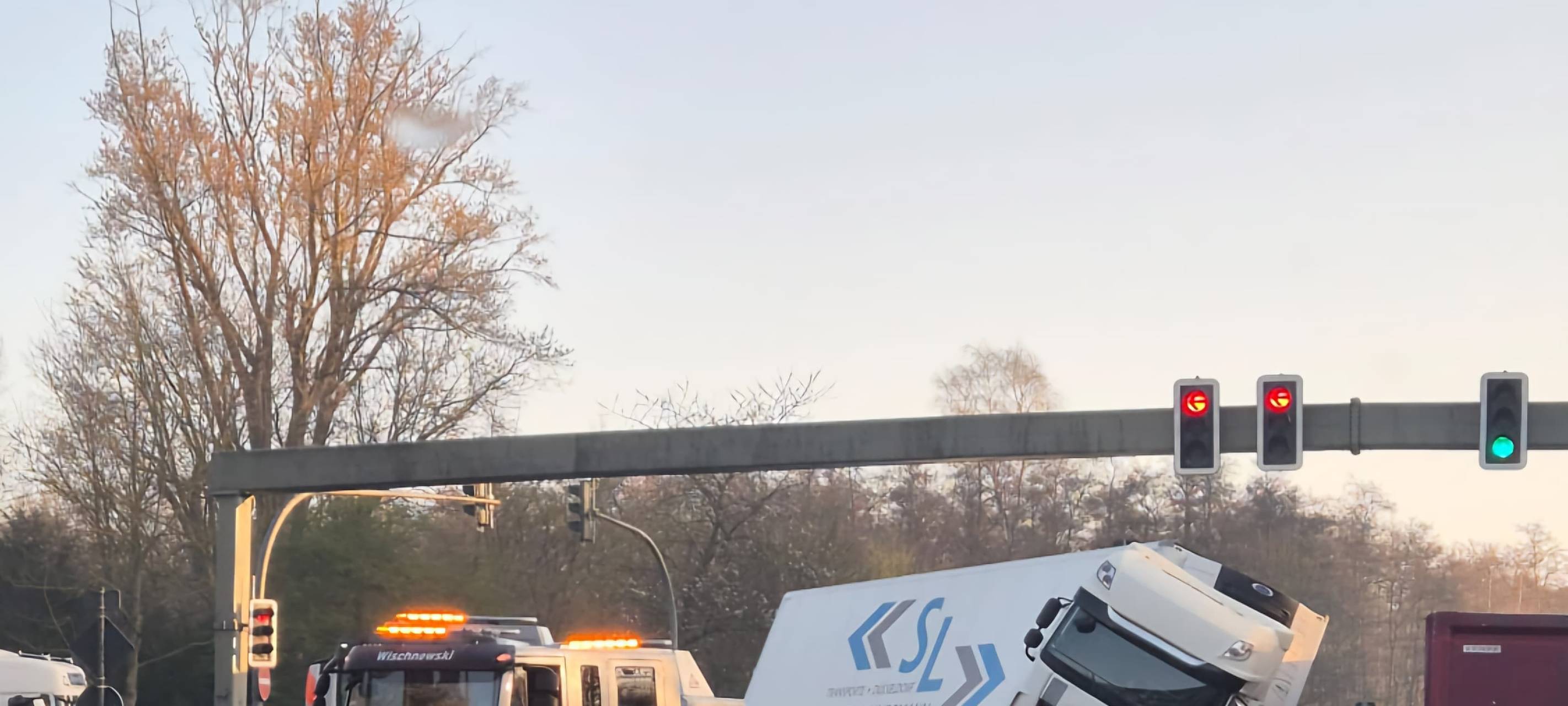 LKW auf der B224 in Gladbeck verunglückt