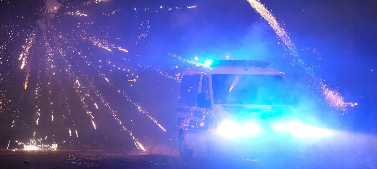 Ein Polizeifahrzeug wird im Stadtteil Connewitz mit Pyrotechnik beworfen. In der Neujahrsnacht kam es dort zu Ausschreitungen.