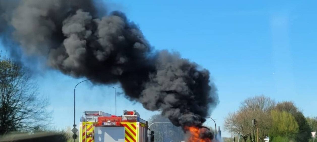 Dichte Rauchsäule in Gelsenkirchen-Scholven