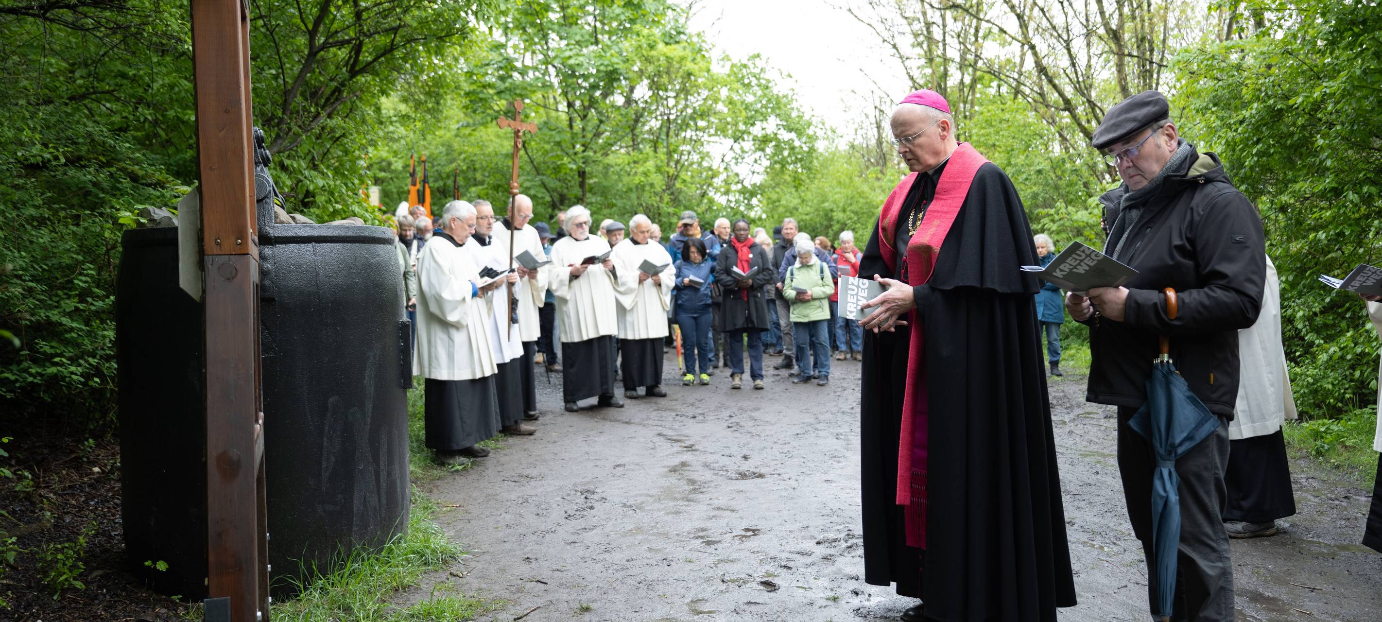 Rund 700 Gläubige auf der Halde Haniel