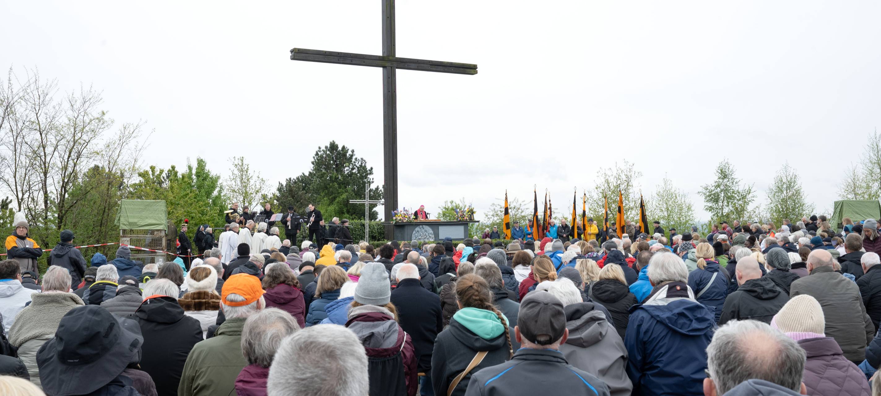 Rund 700 Gläubige auf der Halde Haniel