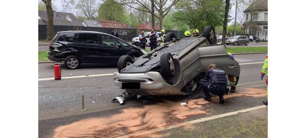 Auto in Gelsenkirchen auf dem Dach gelandet
