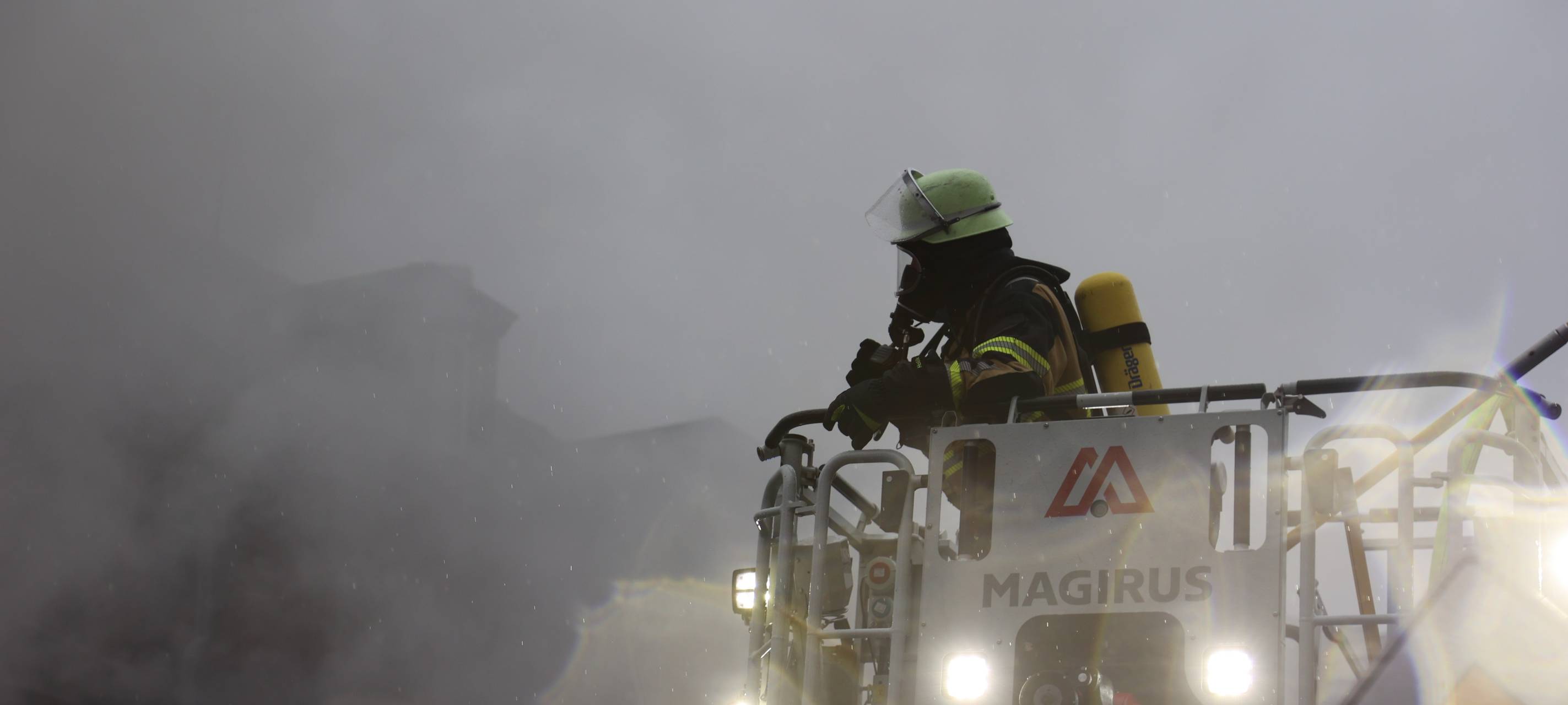 Schrottplatzbrand in Essen: Rauchwolke zieht zu uns