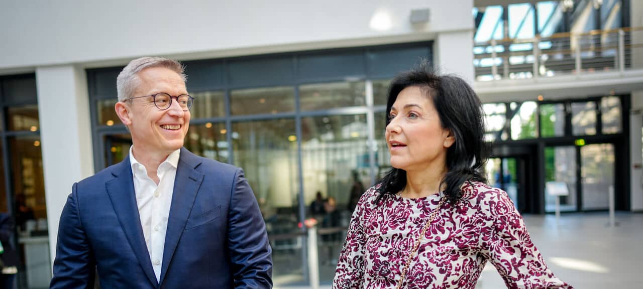 Katherina Reiche, designierte Bundesminister für Wirtschaft und Energie, und Karsten Wildberger, designierter Bundesminister für Digitalisierung und Staatsmodernisierung, kommen zum Bundesausschuss der CDU. Bei dem kleinen Parteitag der CDU soll die Zustimmung zu einem Koalitionsvertrag der Union mit der SPD zur Bildung einer Bundesregierung erfolgen und die künftigen Minister vorgestellt werde.