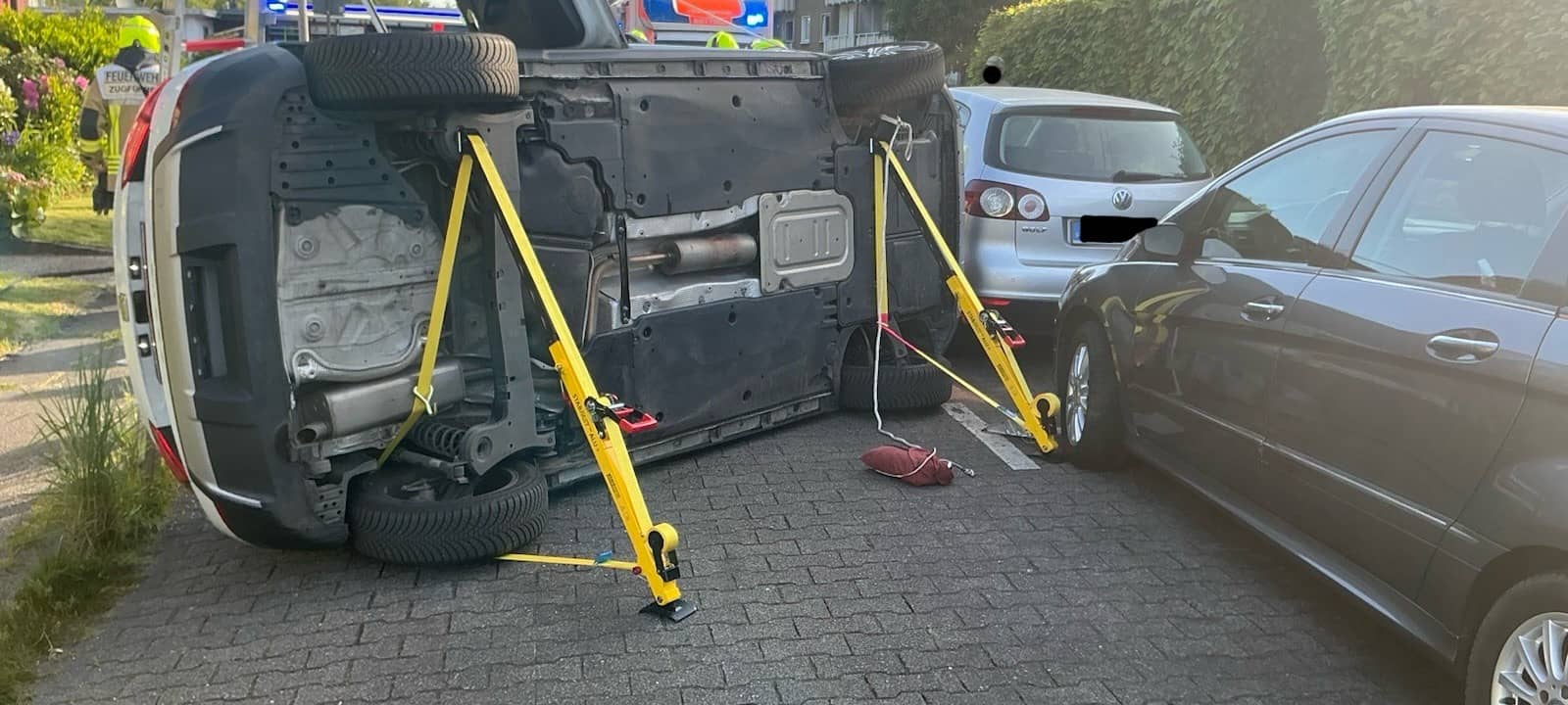Bottrop: Auto auf der Seite - Fahrerin eingeschlossen