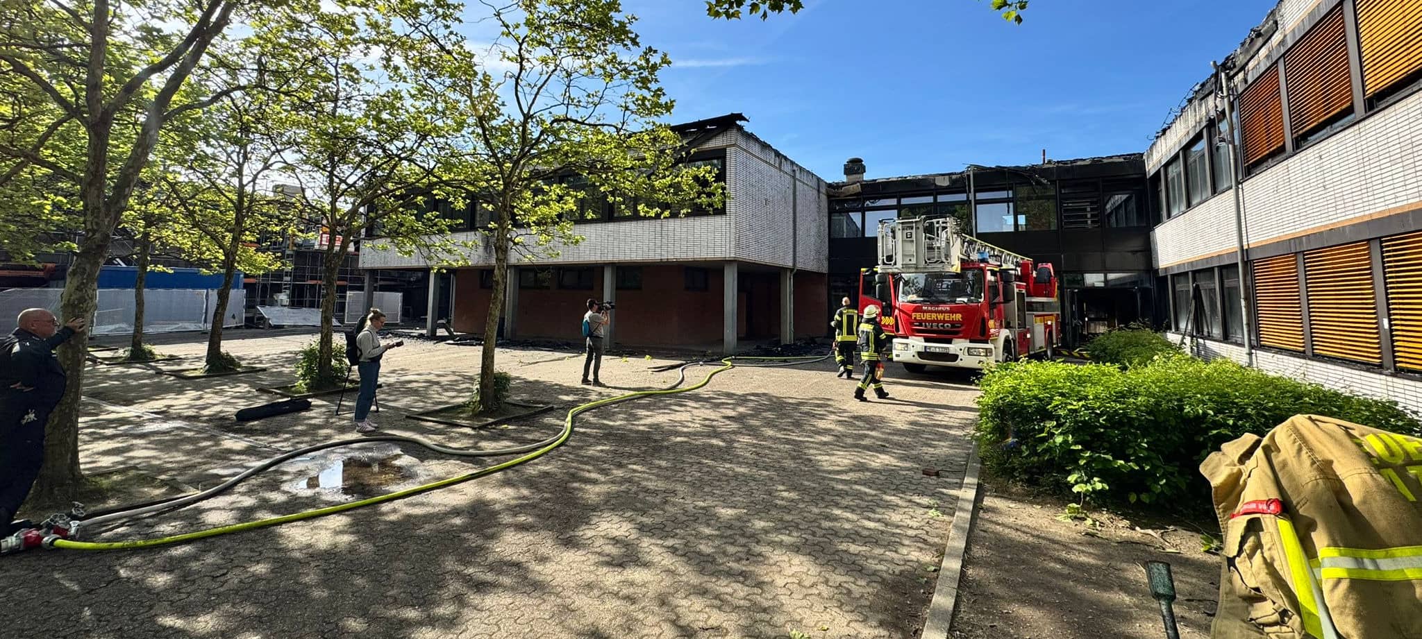 Blick auf das ausgebrannte Schulzetrum in Erkrath.