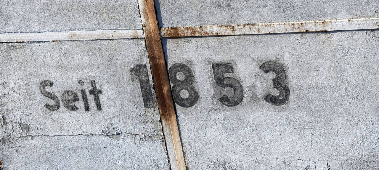 Seit 1853, alter Schriftzug an einem Lagergebäude, Symbolfoto für ein Traditionsunternehmen.