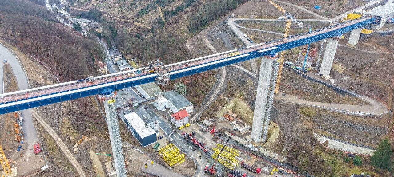 Der Bau der Talbrücke Rahmede ist auf dem Bild zu erkennen.