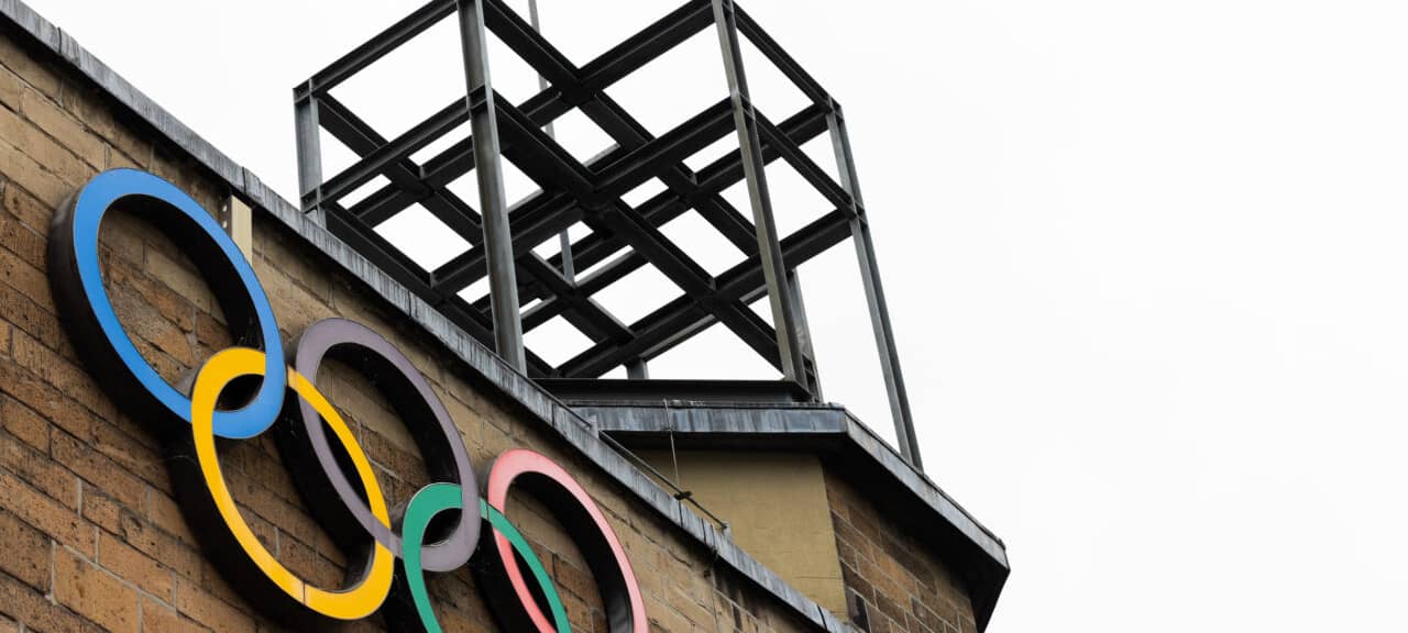 Olympische Ringe sind an der Fassade des Sport- und Olympiamuseums zu sehen vor der Vorstellung des Konzepts einer Olympia-Bewerbung mit der Rhein-Ruhr-Region für die Olympischen Spiele durch Ministerpräsident Wüst.