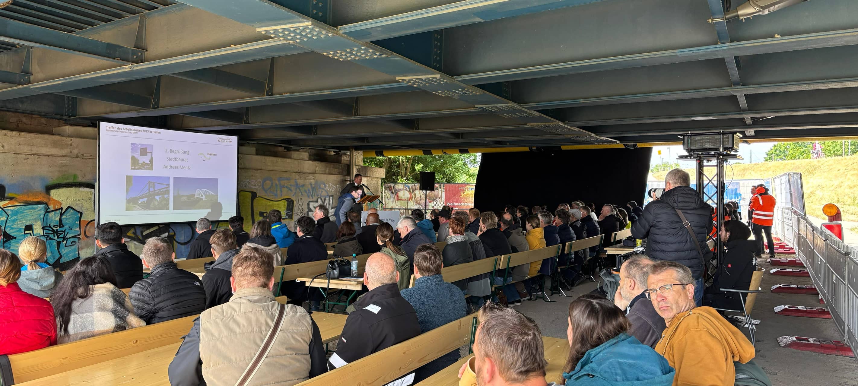 Personen hören einer Präsentation im Erlebensraum Lippeaue gespannt zu.