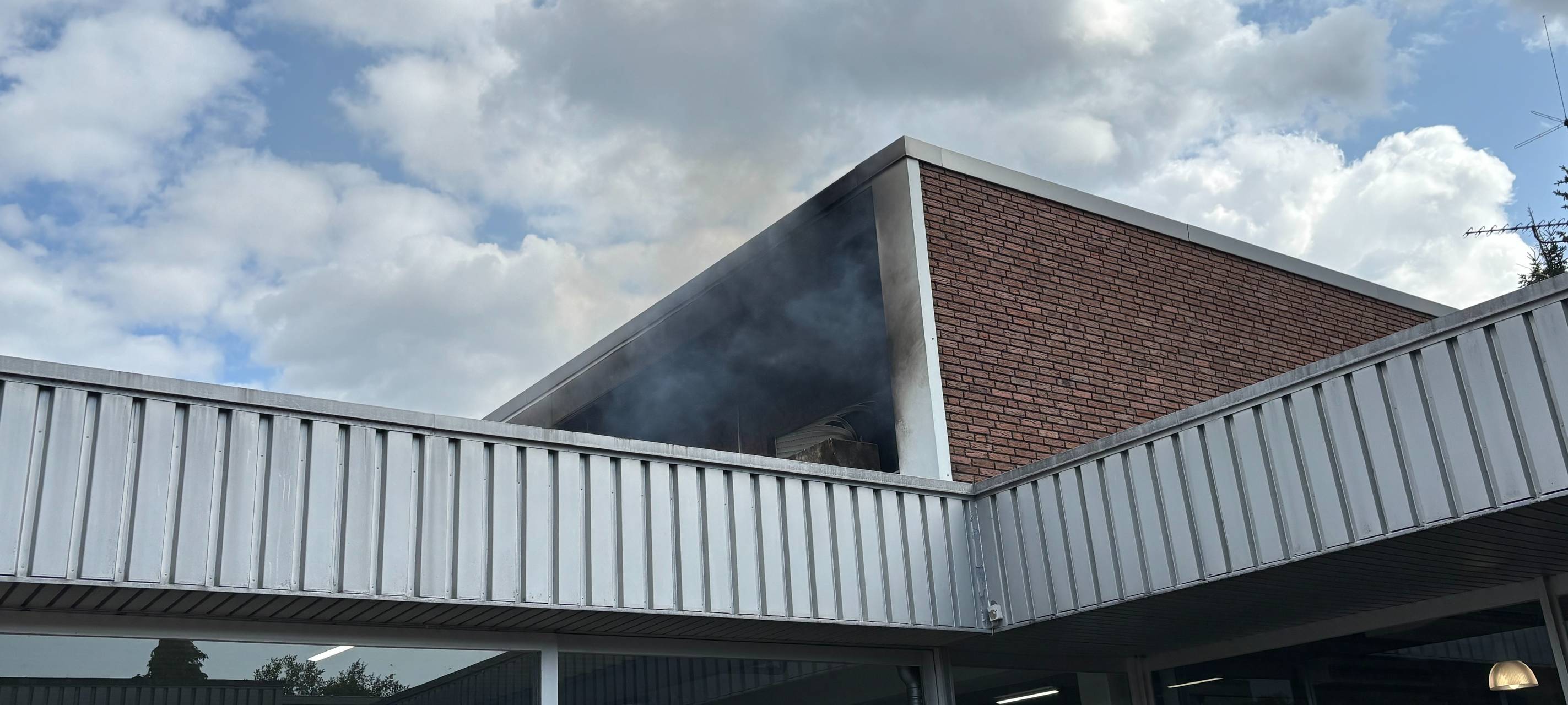 Wohnungsbrand über Gladbecker Autohaus