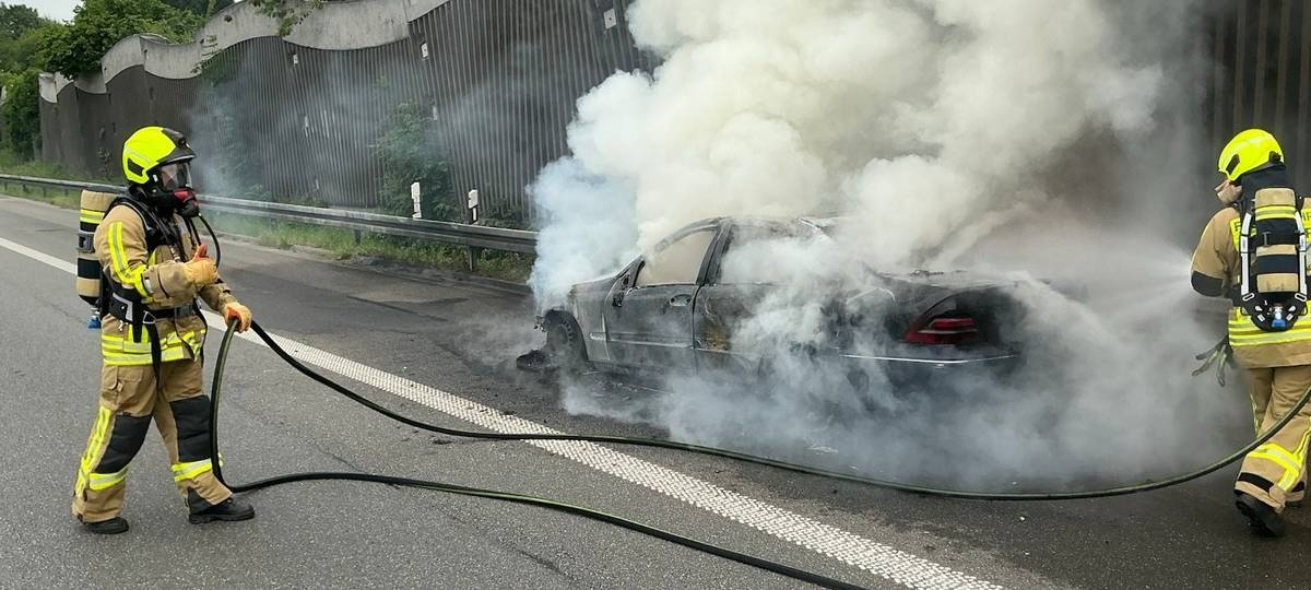 Auto steht im Dreieck Bottrop komplett in Flammen