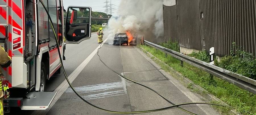 Auto steht im Dreieck Bottrop komplett in Flammen