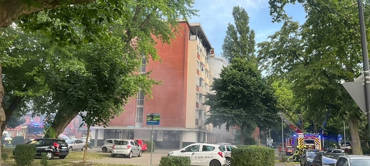 Gelsenkirchen: Feuerwehr rettet Menschen aus brennendem Haus