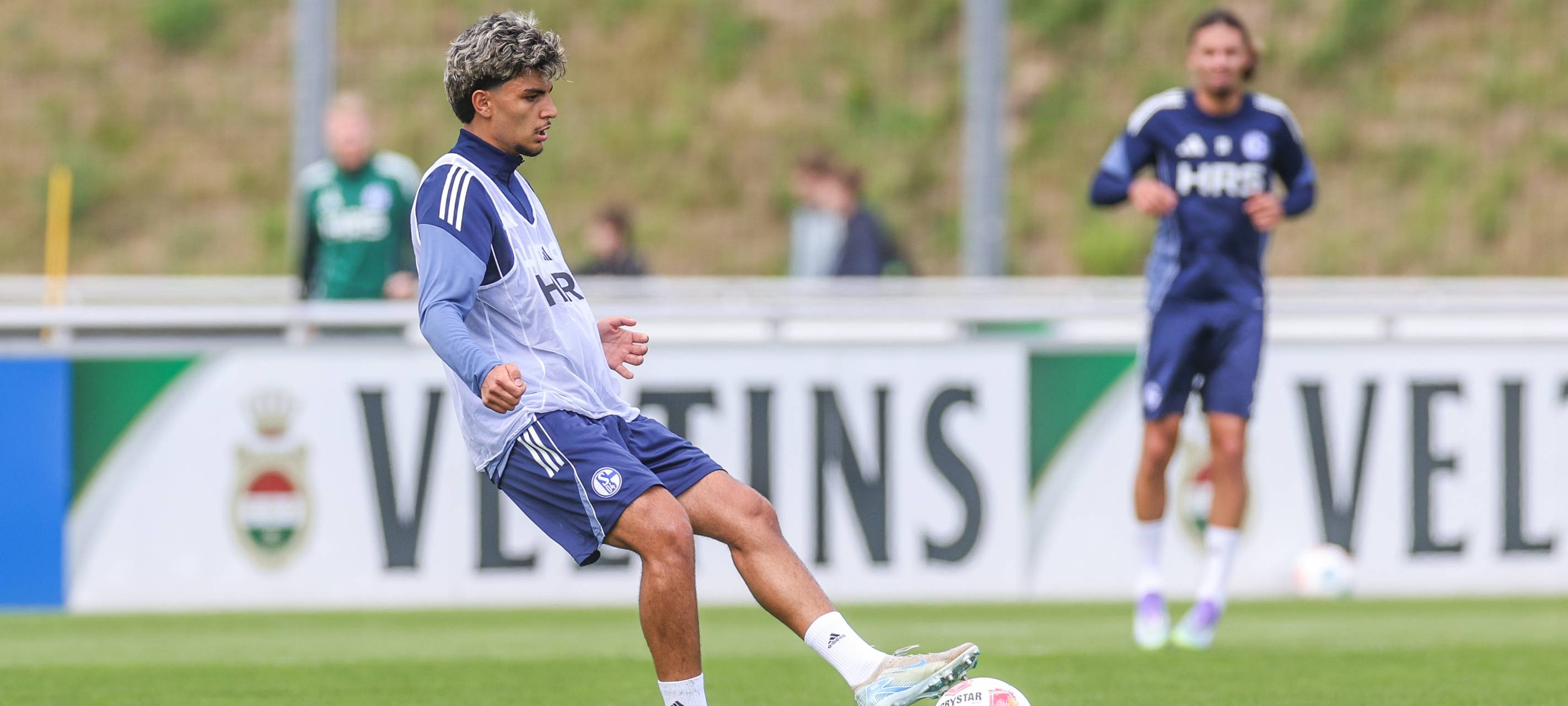 Schalker Abwehrtalent bekommt Profivertrag