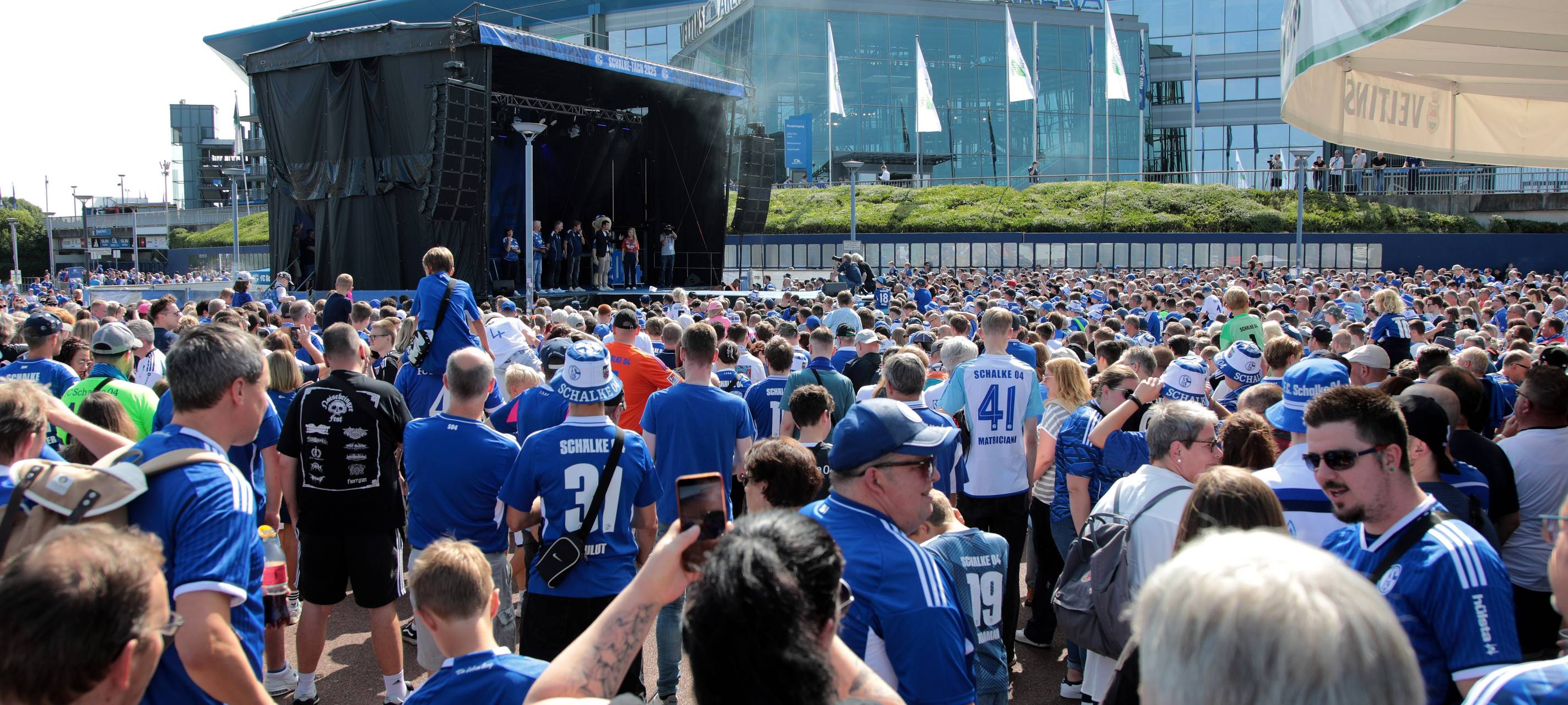 Über 80.000 Fans beim großen Schalke-Tach