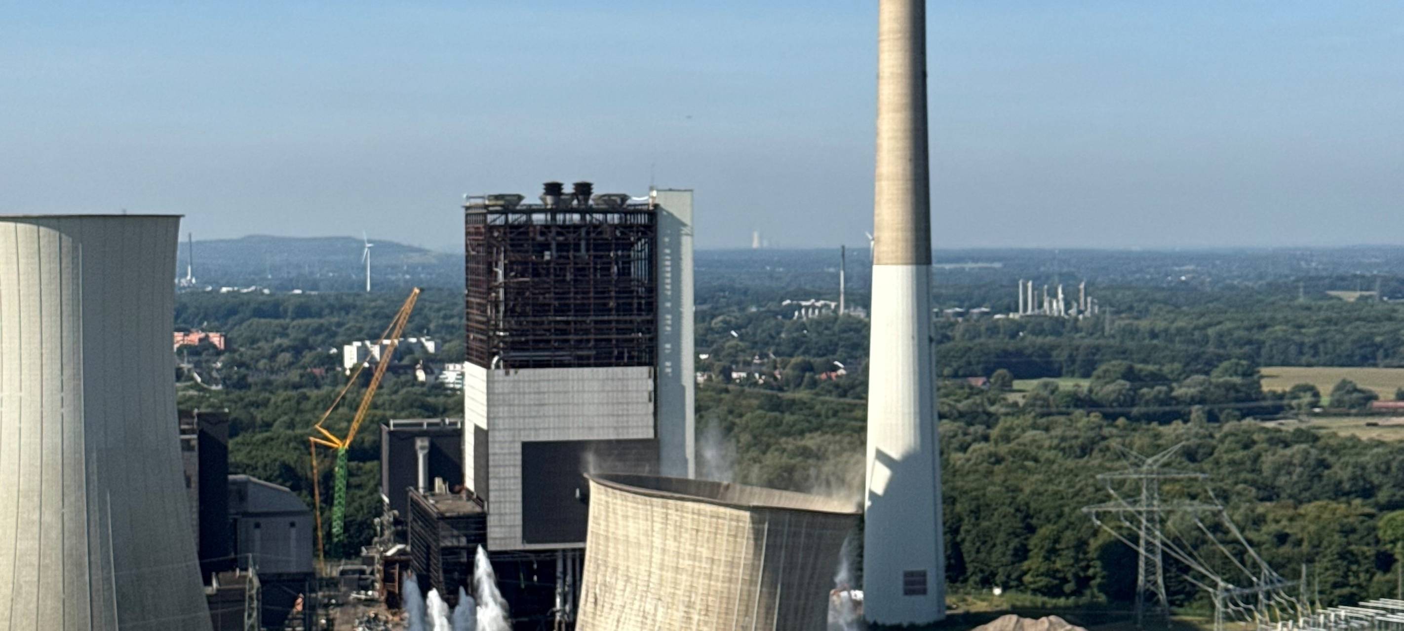Kühlturm im Kraftwerk Scholven erfolgreich gesprengt