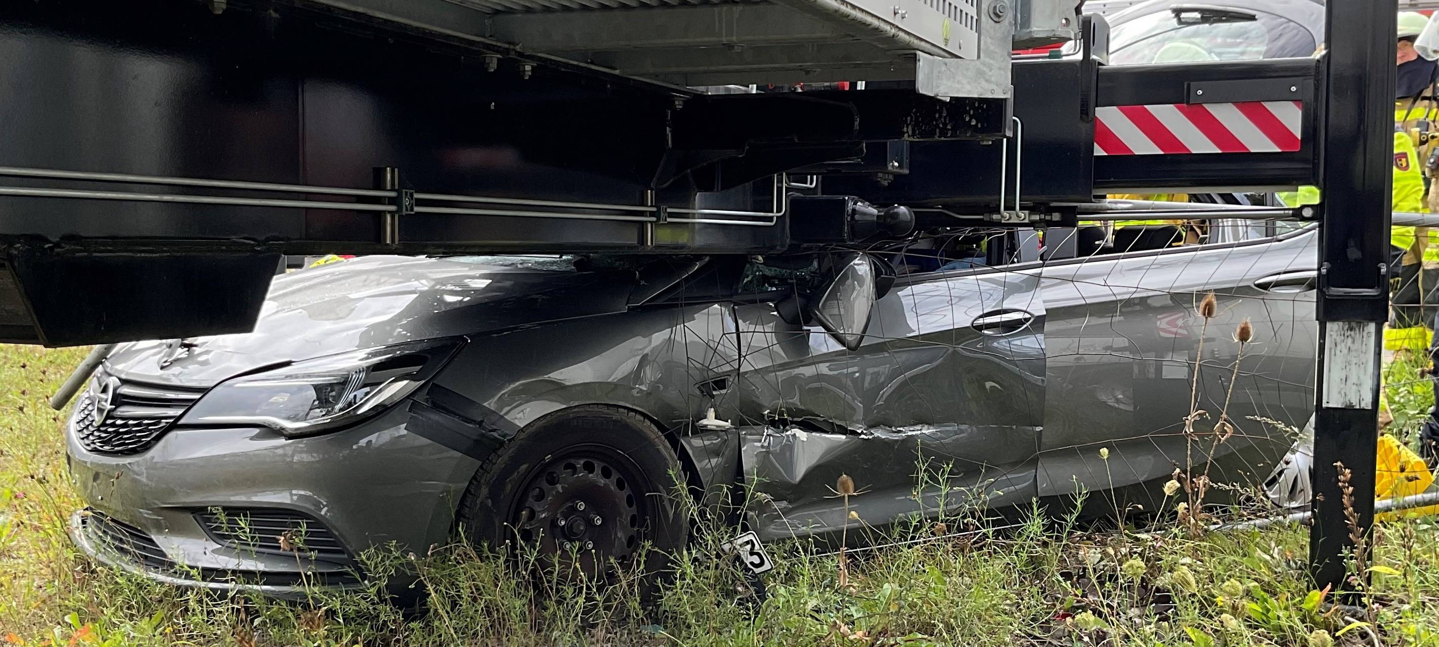 Gladbeck: PKW schleudert gegen Sendemast