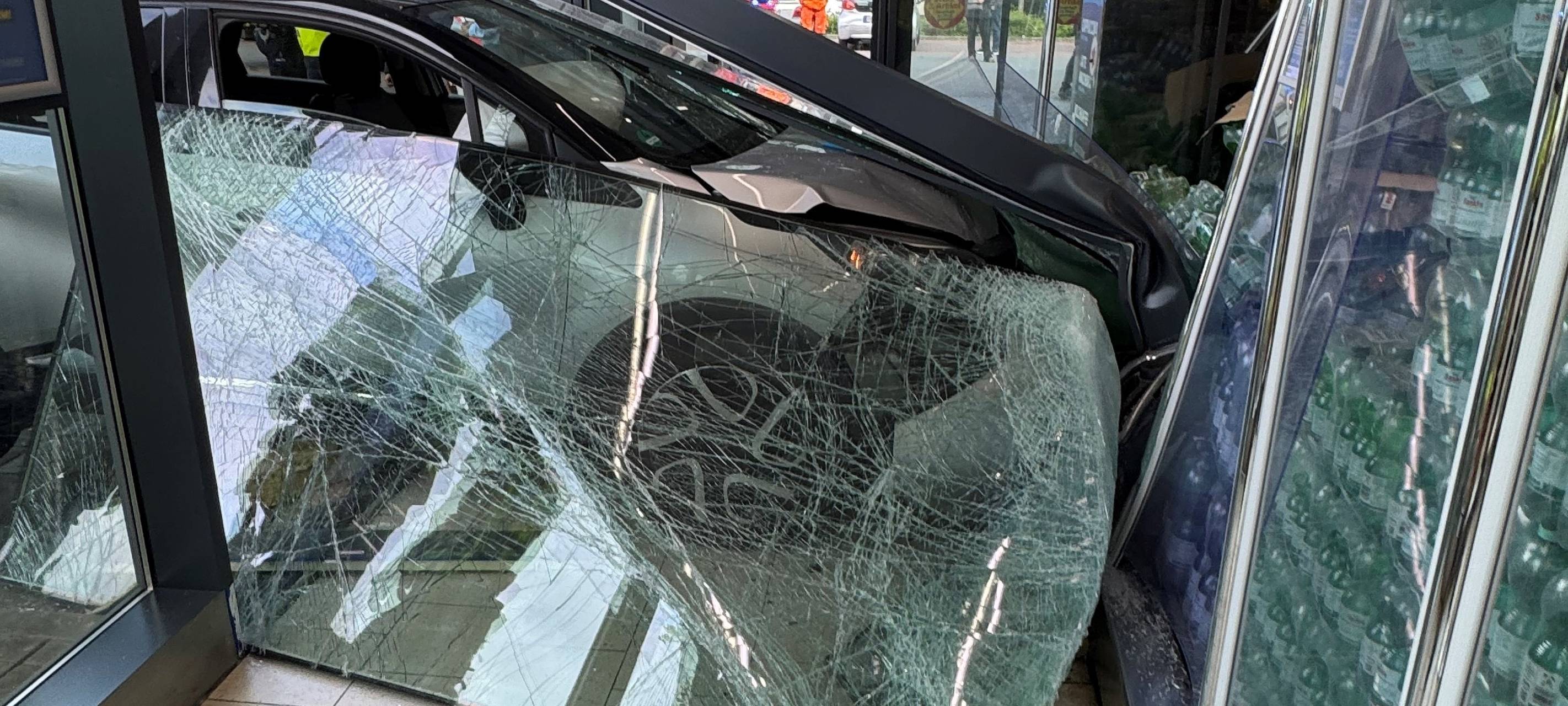 Auto in Supermarkt