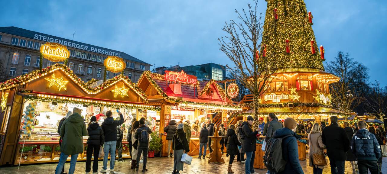 Eindrücke rund um den Weihnachtsmarkt in Düsseldorf mit dem geschmückten Weihnachtsbaum an der Königsallee