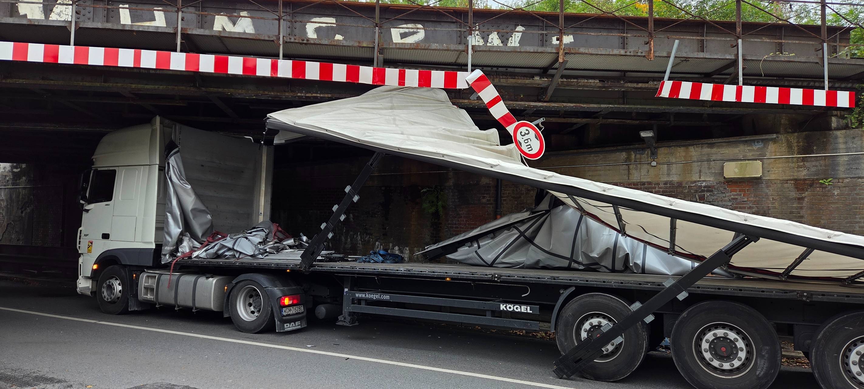 LKW unter Bahnbrücke Prosperstraße