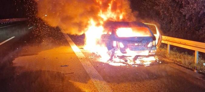 Brennendes Auto auf der A31 bei Bottrop