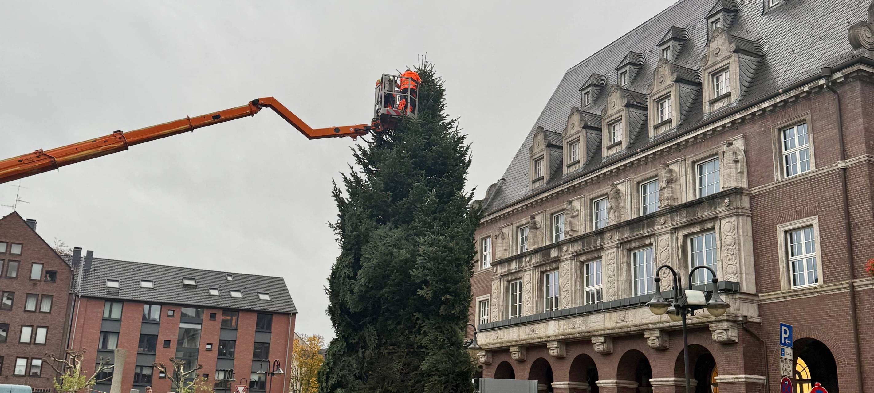 Weihnachtsbaum auf dem Bottroper Rathausplatz steht