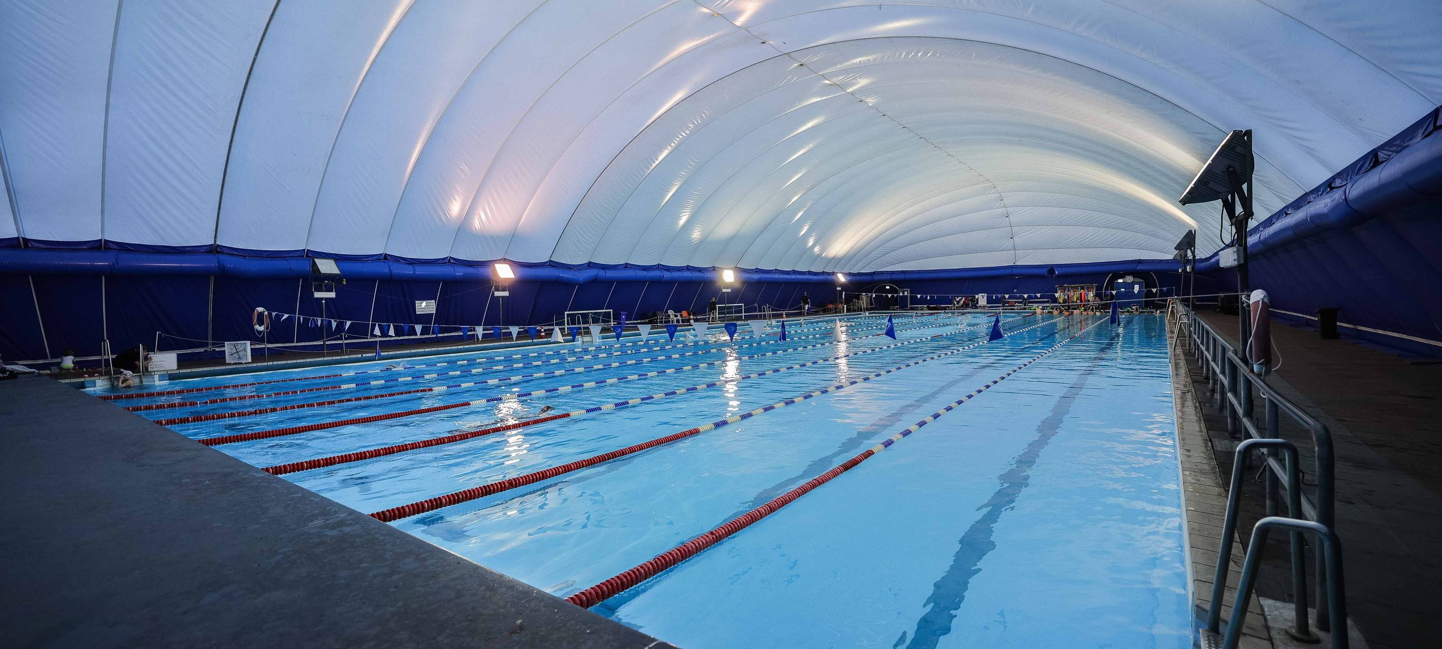 Traglufthaube im Gladbecker Freibad wird abgebaut