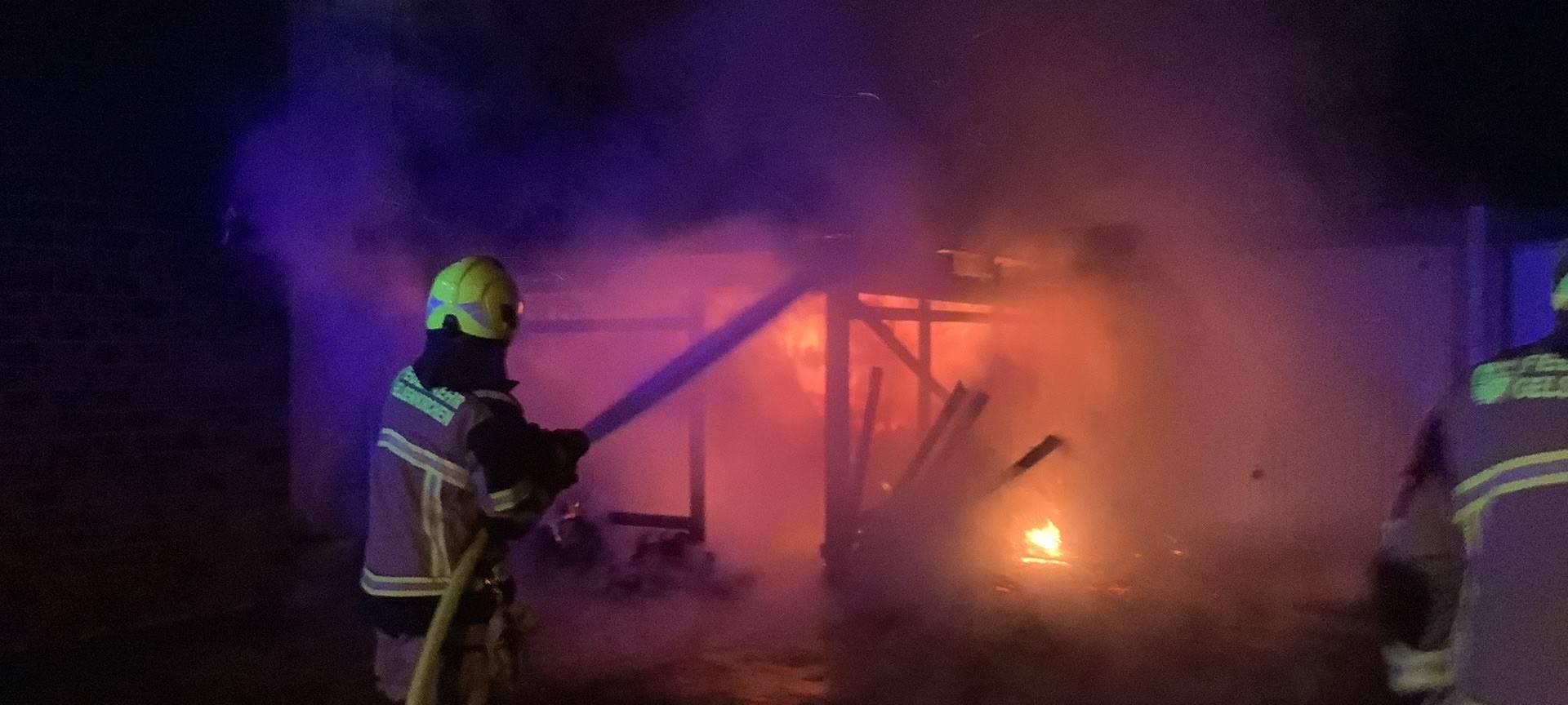 Gelsenkirchen: Carport steht in Flammen