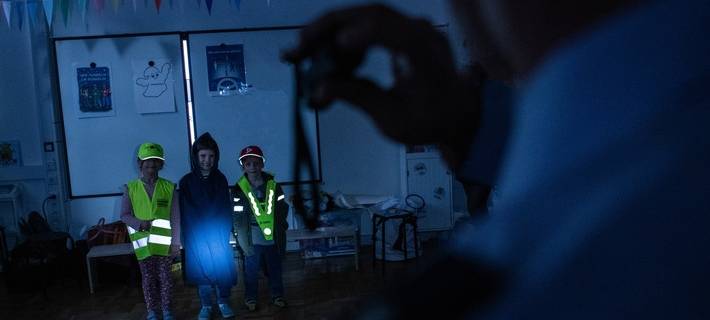 Hannah, Anton und Till aus der 1d zeigen, wie wichtig helle, reflektierende Kleidung ist, um besser gesehen zu werden.