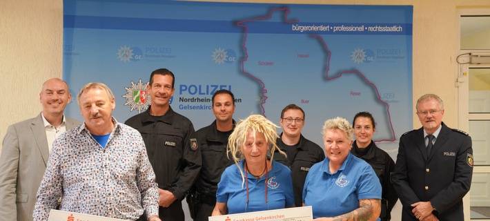 Übergabe der Spendenschecks im Polizeipräsidium
v.l.: Polizeipräsident Tim Frommeyer, Bernd Reddig (Tierschutzverein Gelsenkirchen), Tobias Szech (Leiter 8. BPH), Manuel Krumteich (8. BPH), Petra Bec (Warm durch die Nacht e.V.), Robin Josefowicz (8. BPH), Martina Krone (Warm durch die Nacht e.V.), Jale Müller (8. BPH), Jörg Klink (GdP, Kreisgruppe GE)