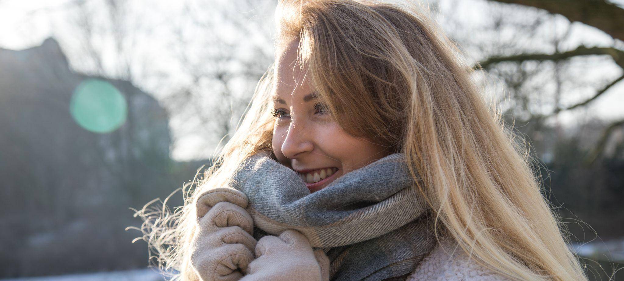 Eine junge Frau geht im Park spazieren