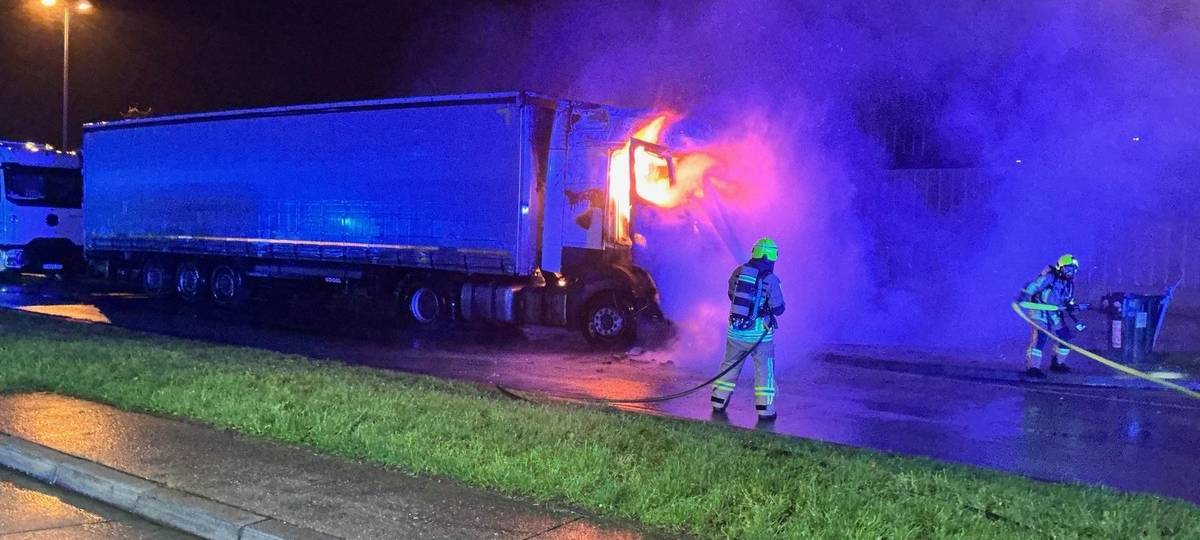 Sattelzug brennt an der A2 bei Bottrop