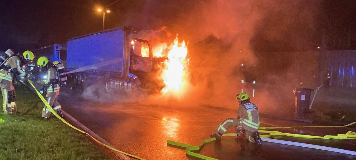 Sattelzug brennt an der A2 bei Bottrop