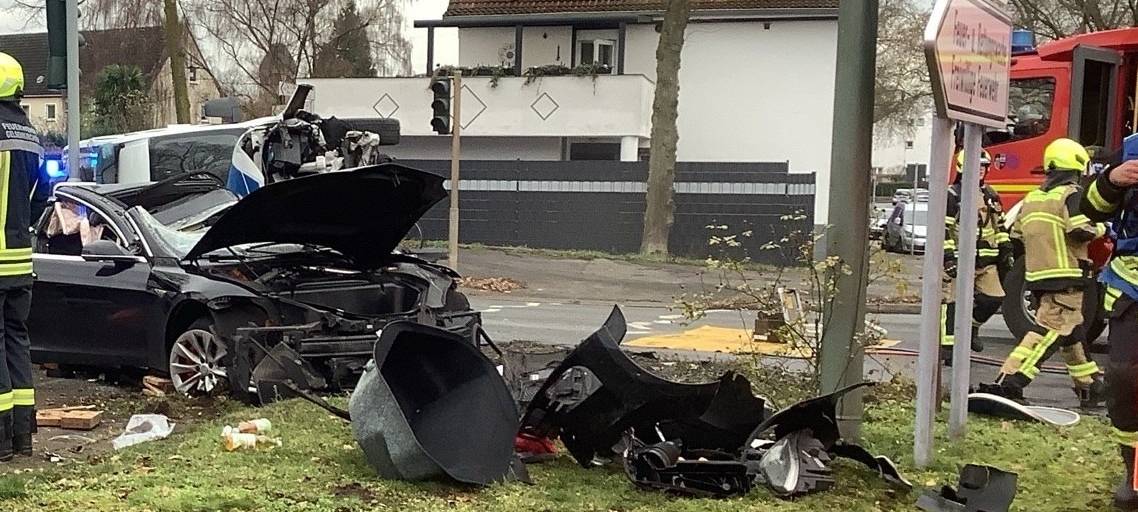 Schwerer Unfall mit Polizeibulli: Fahrer gestorben