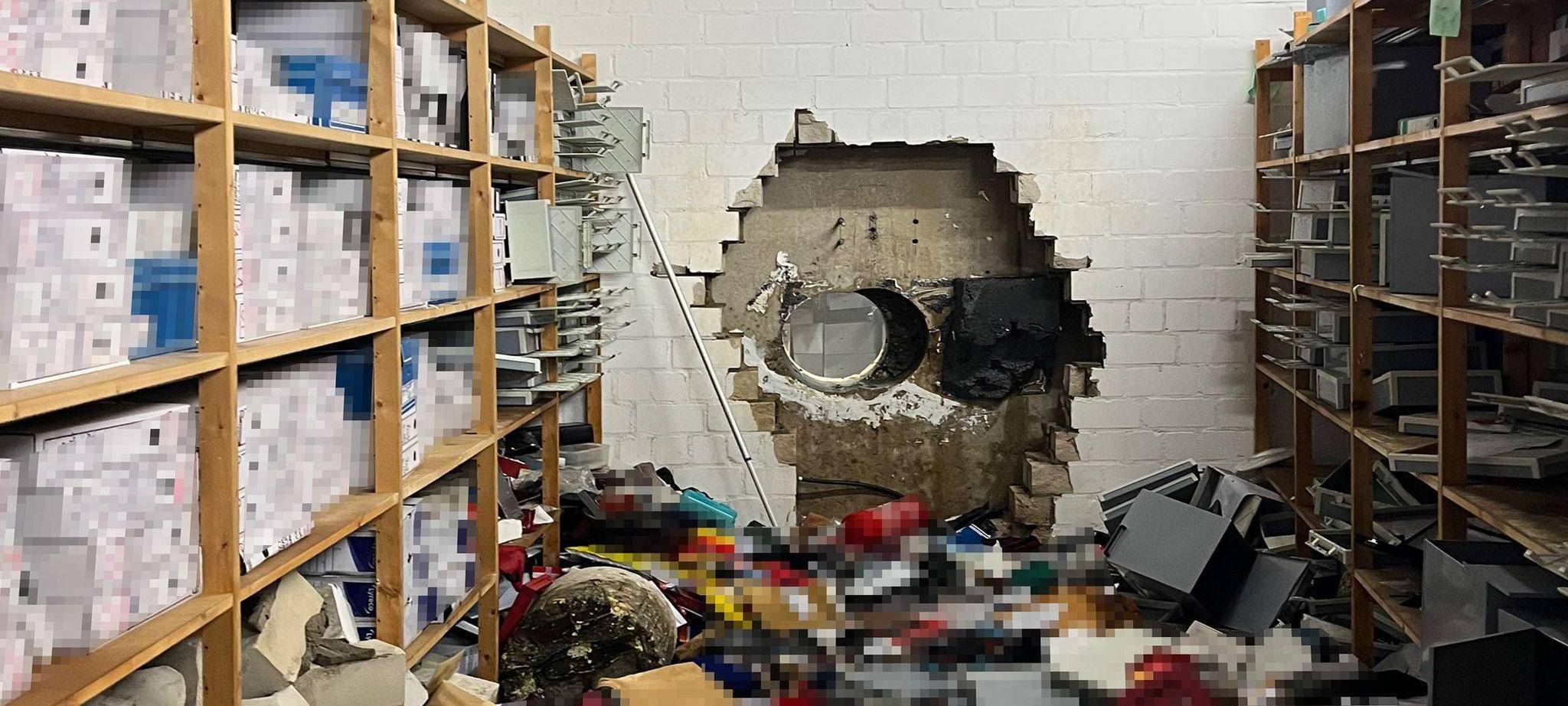 Bankeinbruch - Tresorraum mit Bohrer aufgebrochen