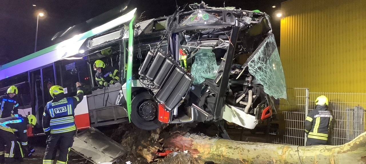 Drei Verletzte bei schwerem Busunfall in Gelsenkirchen