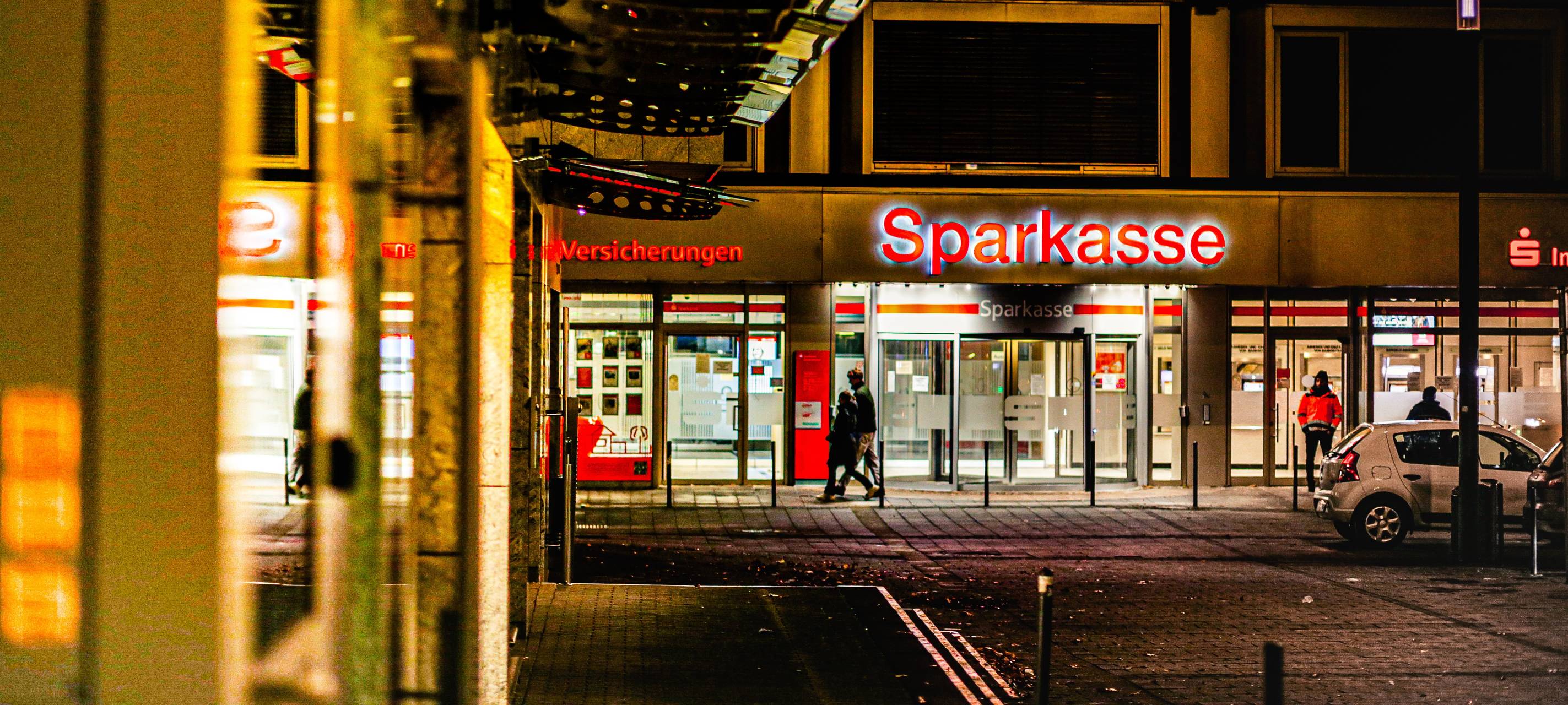 Sparkasse Buer bleibt geschlossen - und wird durchsucht