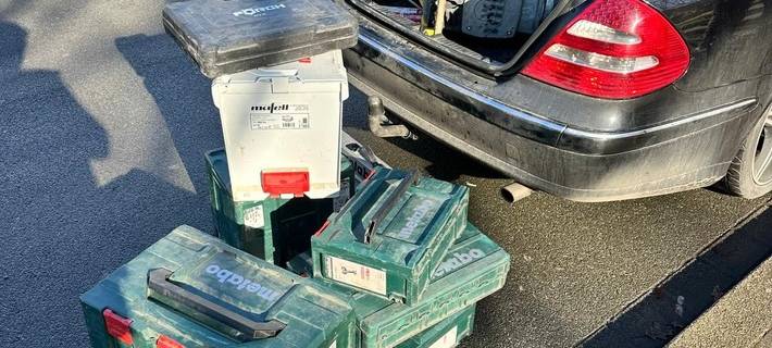 Das Bild zeigt die sichergestellten Werkzeuge und das kontrollierte Fahrzeug.
Urheber: PP Gelsenkirchen