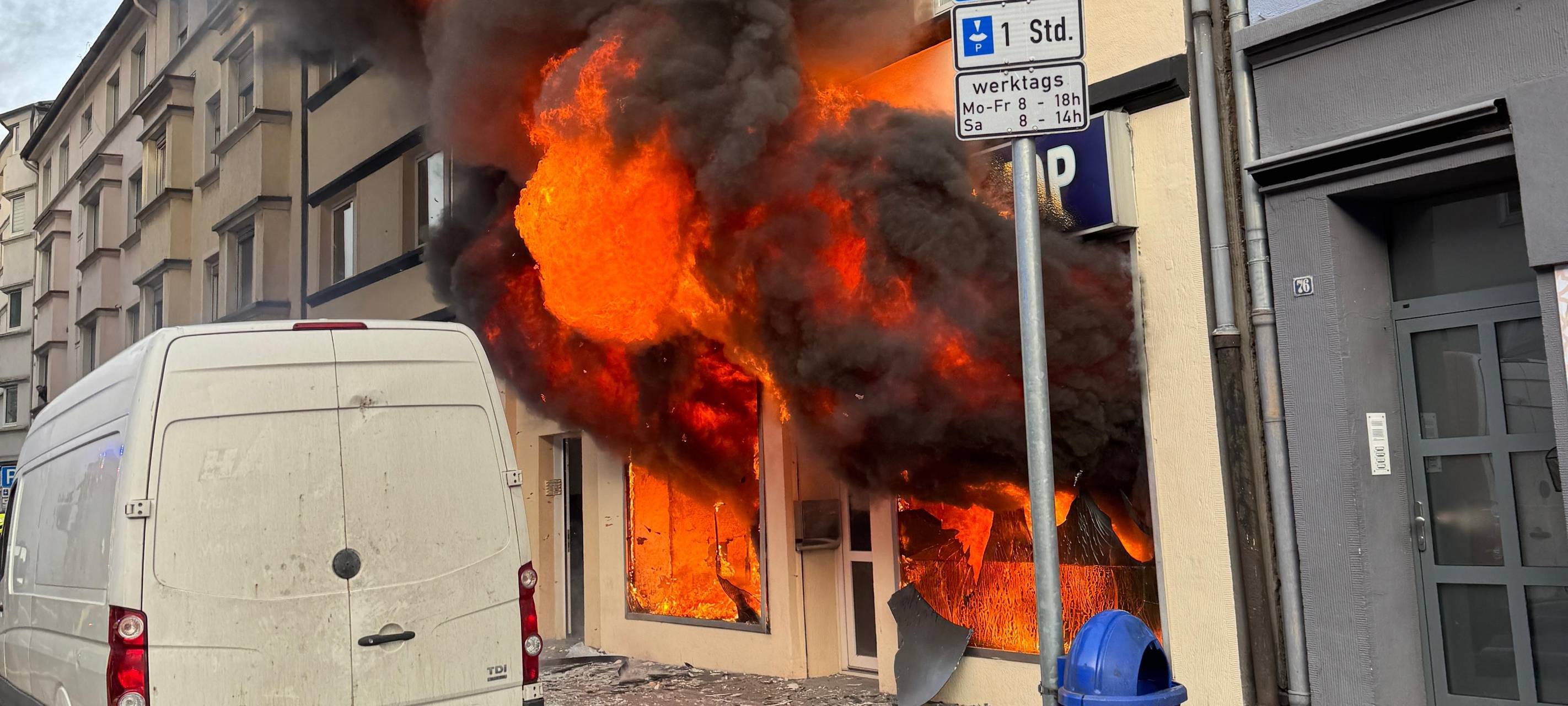 Gelsenkirchen: Ladenlokal auf Bismarckstraße in Flammen