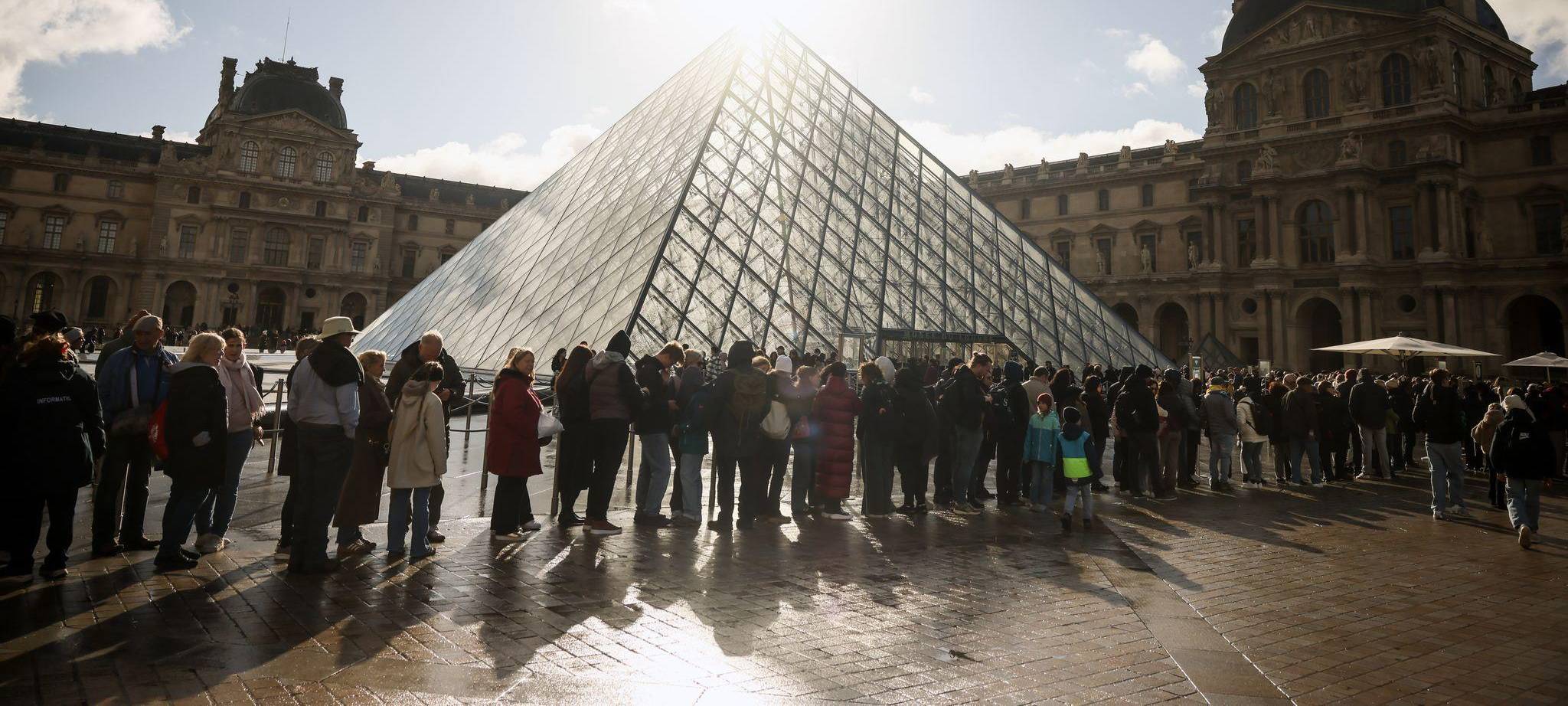 Razzia nach Millionenbetrug mit falschen Tickets im Louvre